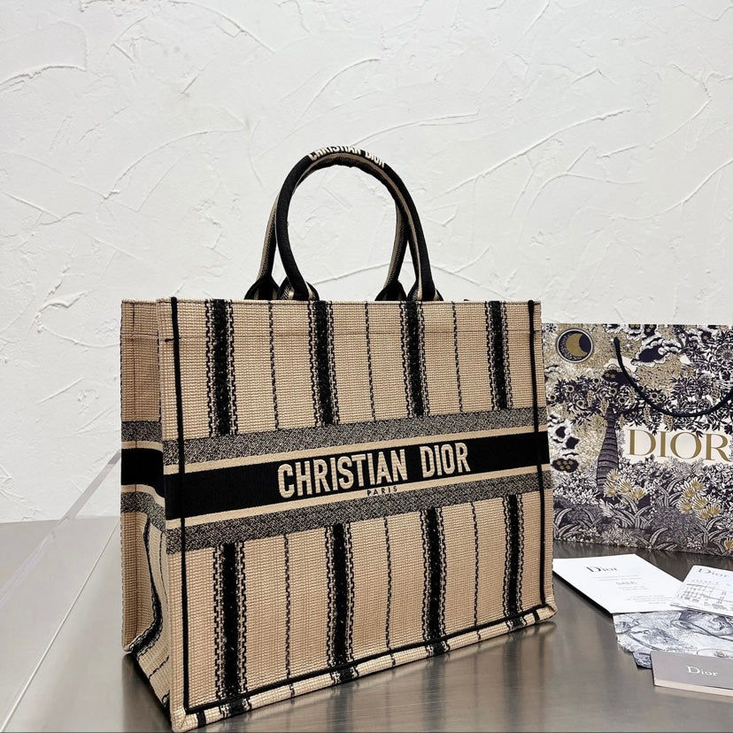 Woman Dior handbag
